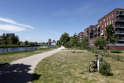 914304 Gezicht in het Ringpark Dichterswijk te Utrecht, met links het Merwedekanaal en rechts de appartementencomplexen ...
